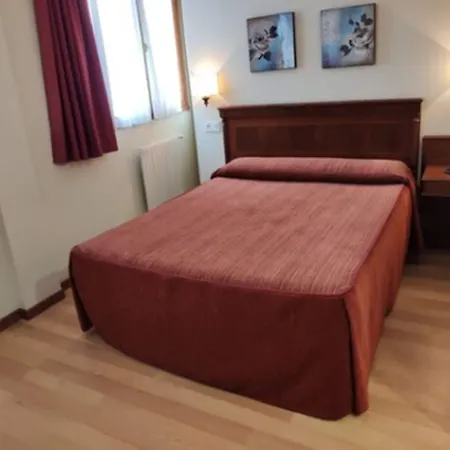 מלון Centro Begona 3*